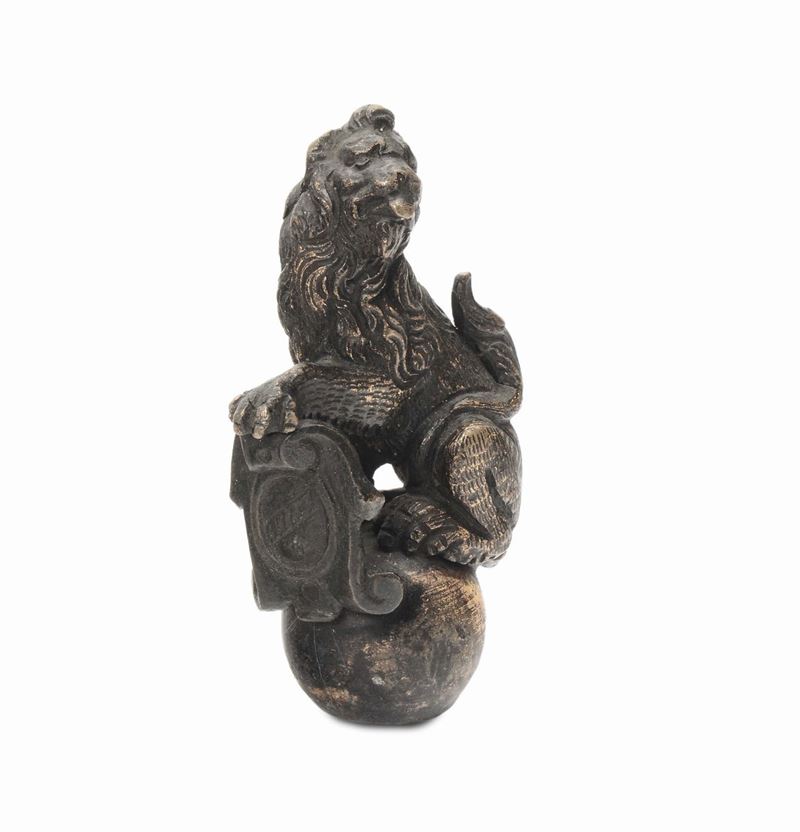 Figura di leone in bronzo fuso e cesellato, Veneto o Germania XVII secolo  - Asta Scultura e Oggetti d'Arte - Cambi Casa d'Aste