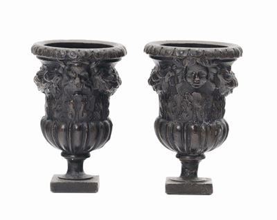 Coppia di Piccoli Vasi in Bronzo Fuso e Cesellato, Bronzista del XVI-XVII Secolo