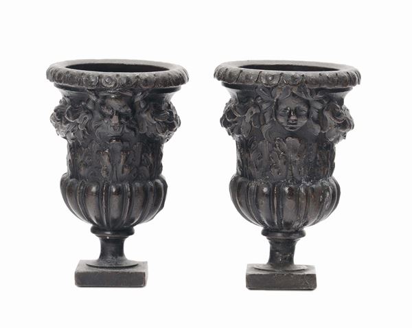 Coppia di piccoli vasi in bronzo fuso e cesellato, bronzista del XVI-XVII secolo