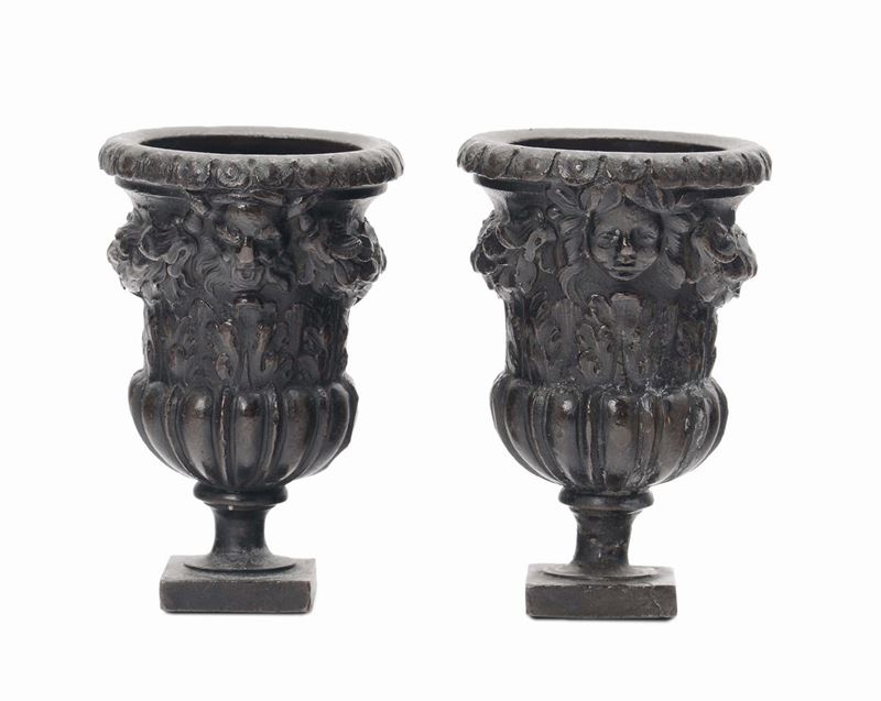 Coppia di piccoli vasi in bronzo fuso e cesellato, bronzista del XVI-XVII secolo  - Asta Scultura e Oggetti d'Arte - Cambi Casa d'Aste
