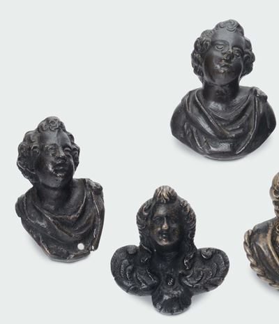 Gruppo di Tre Piccoli Busti Antropomorfi in Bronzo Fuso e Cesellato, Italia del Nord XVI-XVII Sec...