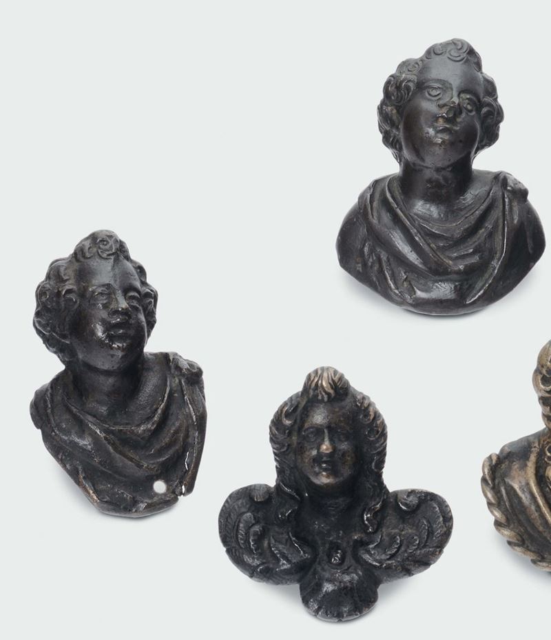 Gruppo di tre piccoli busti antropomorfi in bronzo fuso e cesellato, Italia del nord XVI-XVII secolo  - Asta Scultura e Oggetti d'Arte - Cambi Casa d'Aste