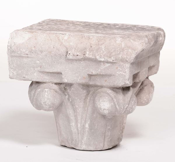 Capitello in marmo con bugnature in arte romanica