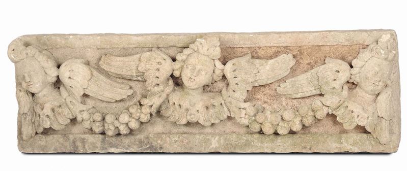 Grande altorilievo in pietra con teste di cherubini e festoni, Italia centrale XVII secolo  - Asta Antiquariato, Affidamenti da raffinate dimore private - Cambi Casa d'Aste