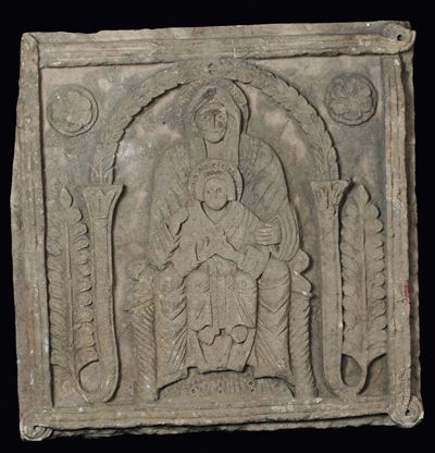 Bassorilievo in Pietra Raffigurante Madonna in Trono con Bambino, nello Stile Dell’arte Romanica,...