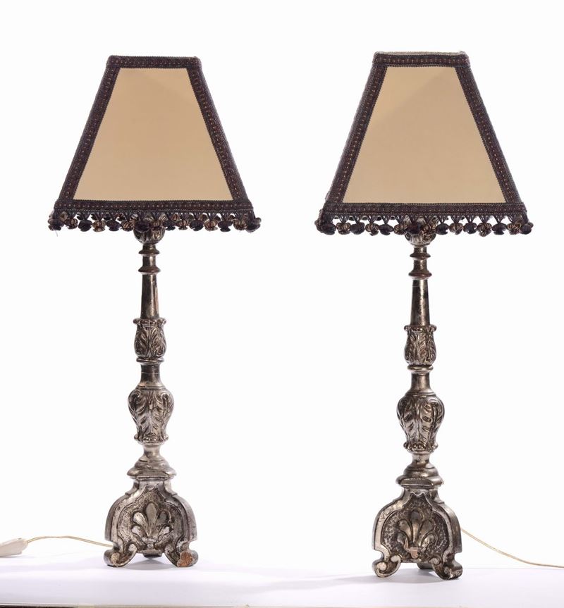 Coppia di candelieri in legno intagliato trasformati in lampade  - Asta Asta a Tempo 2-2014 - Cambi Casa d'Aste