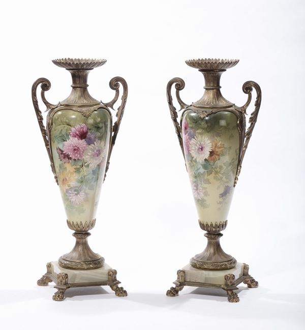Coppia di vasi in porcellana con montatura in bronzo