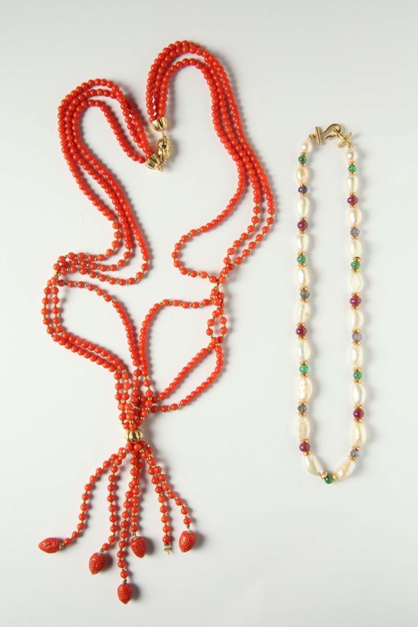 Lotto composto da due collane: una in corallo con decorazioni a fragole e l’altra di pietre freshwather con zaffiri, rubini e smeraldi burattati