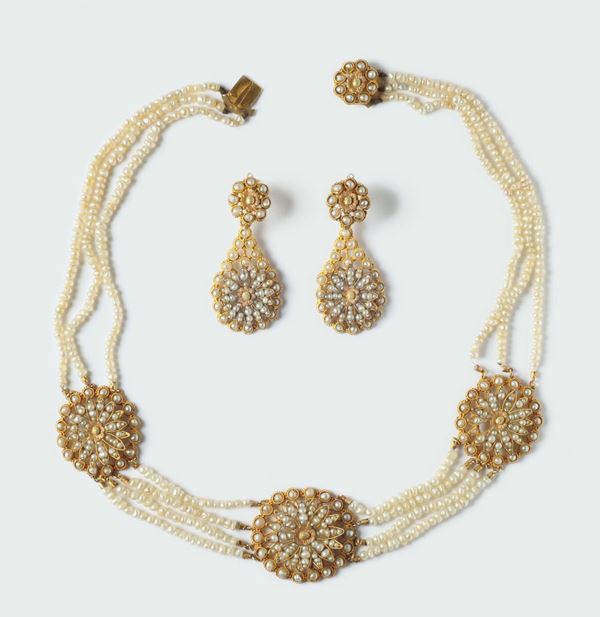 A seed pearls necklace and earrings