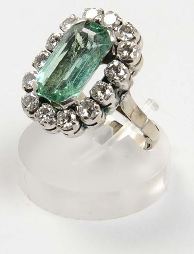Anello con Smeraldo e Diamanti di Vecchio Taglio a Contorno