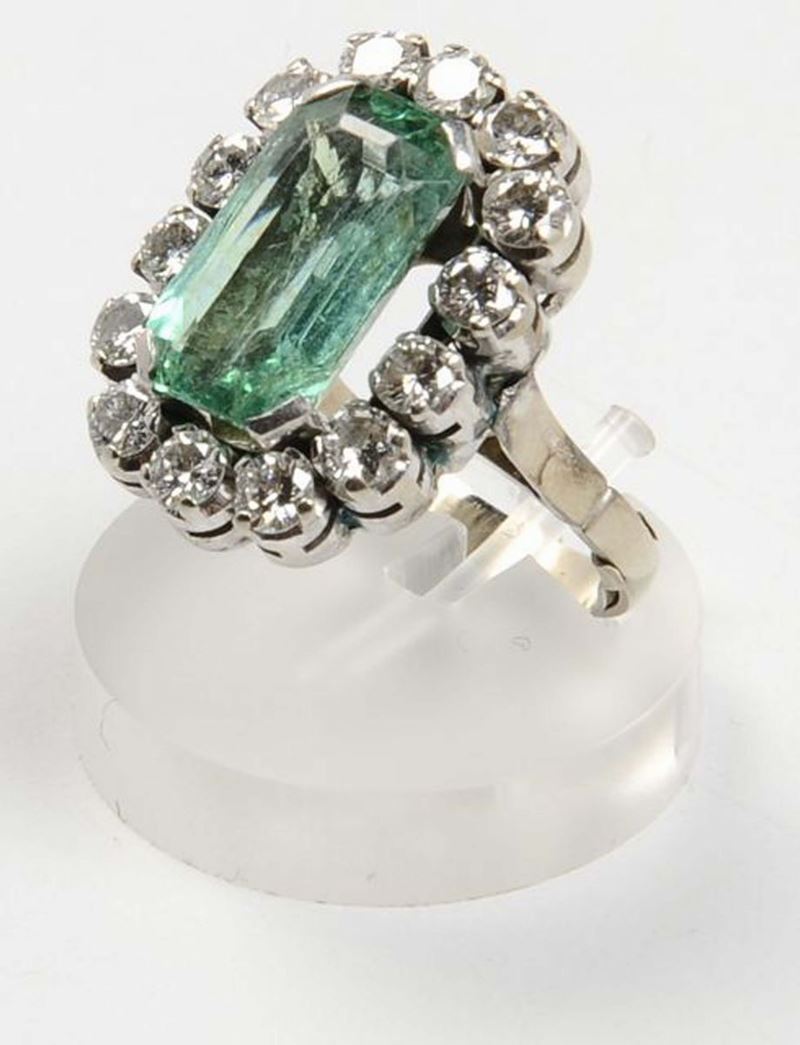 Anello con smeraldo e diamanti di vecchio taglio a contorno  - Asta Vintage, Gioielli e Bijoux - Cambi Casa d'Aste