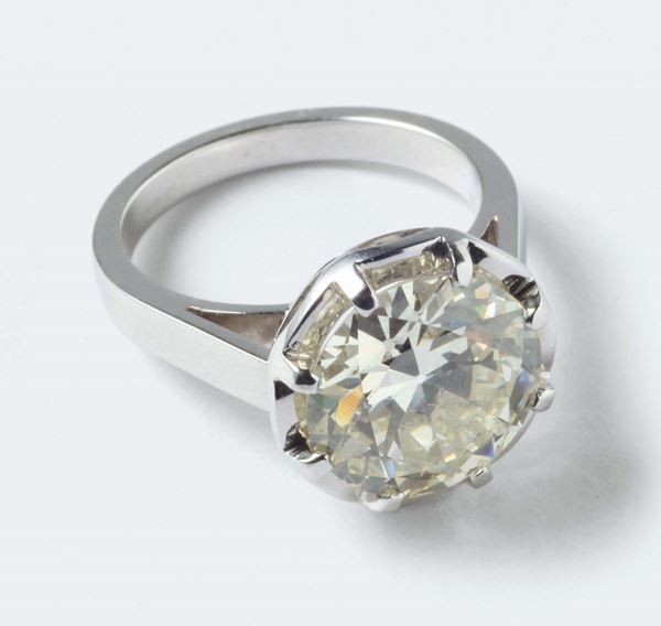 A diamond single-stone. The old-cut diamond weighing ct 5,27 circa