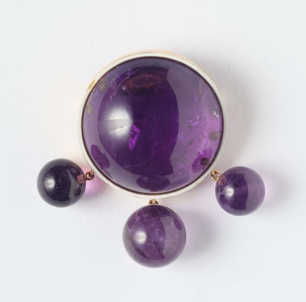 A cabochon amethyst and gold brooch