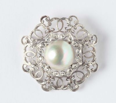 Spilla con Perla Mabé e Diamanti