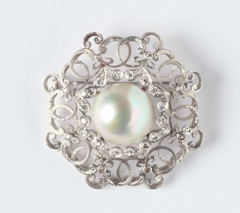 Spilla con perla mabé e diamanti  - Asta Argenti, Orologi e Gioielli Antichi e Contemporanei - Cambi Casa d'Aste