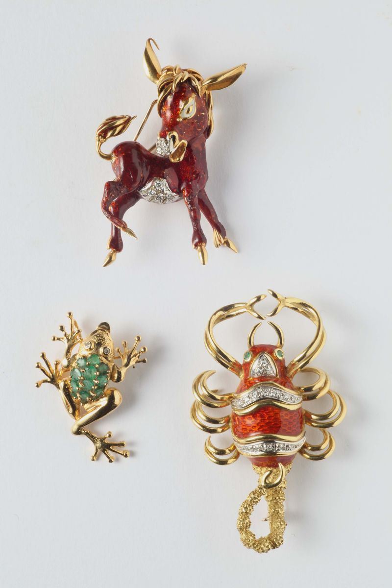 Lotto composto da tre spille a soggetto animale con smalti policromi e diamanti  - Auction Ancient and Contemporary Jewelry and Watches - Cambi Casa d'Aste