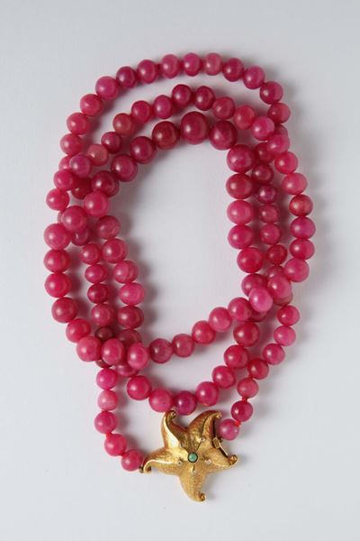 Collana con Boule in Calcedonio Tinto con Stella Marina in Oro Giallo. Punzone del Fascio