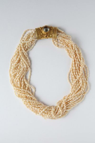 Collana di Perle Fresh Water Fermezza in Oro Giallo e Due Tormaline Taglio Cabochon