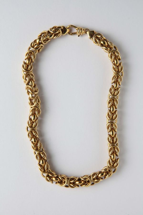 A gold necklace. Signed Bulgari