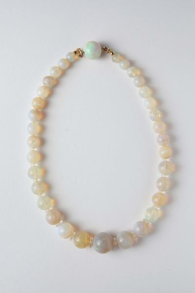 Collana con Boules di Opali Degradanti ed Inserti in Cristallo di Rocca