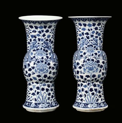 Coppia di Vasi in Porcellana Bianco Blu a Forma di Tromba con Decoro Floreale Stilizzato, Cina, D...