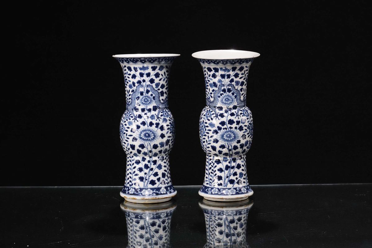 Coppia di Vasi in Porcellana Bianco Blu a Forma di Tromba con Decoro Floreale Stilizzato, Cina, D...
