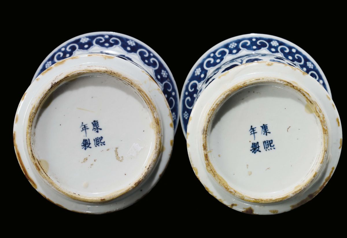 Coppia di Vasi in Porcellana Bianco Blu a Forma di Tromba con Decoro Floreale Stilizzato, Cina, D...