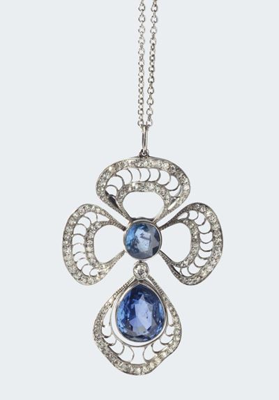 Pendente con Zaffiri Sri Lanka Taglio Goccia Ct 9,90 e Cuscino Ct 2,95. Nessuna Indicazione di Ri...