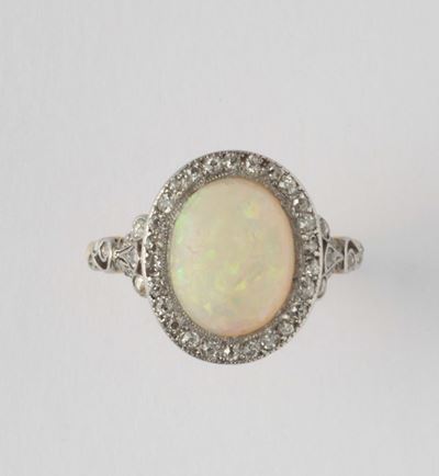 Anello con Opale Nobile e Piccoli Diamanti
