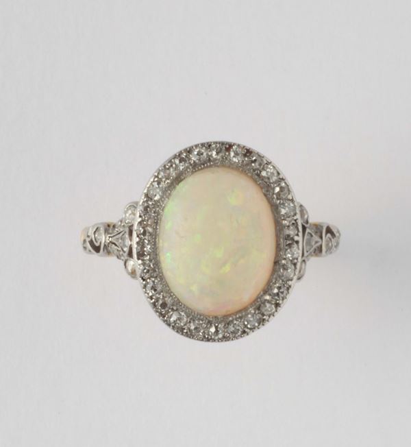 Anello con opale nobile e piccoli diamanti