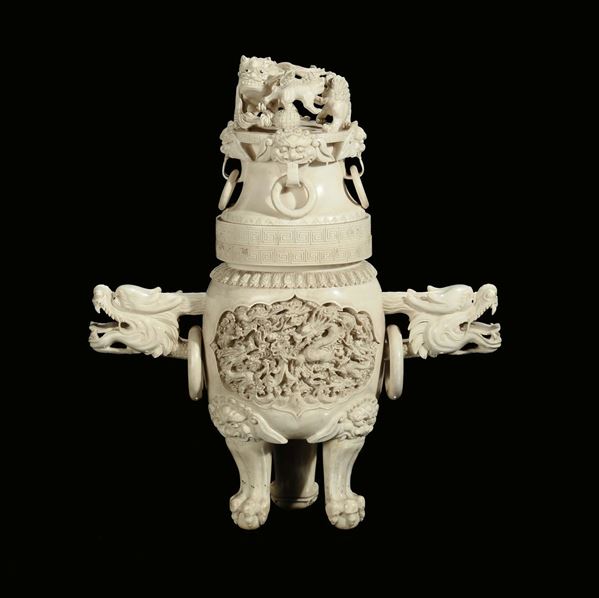 Urna in avorio scolpito con manici e presa a guisa di cane di pho, Cina, Canton, XIX secolo