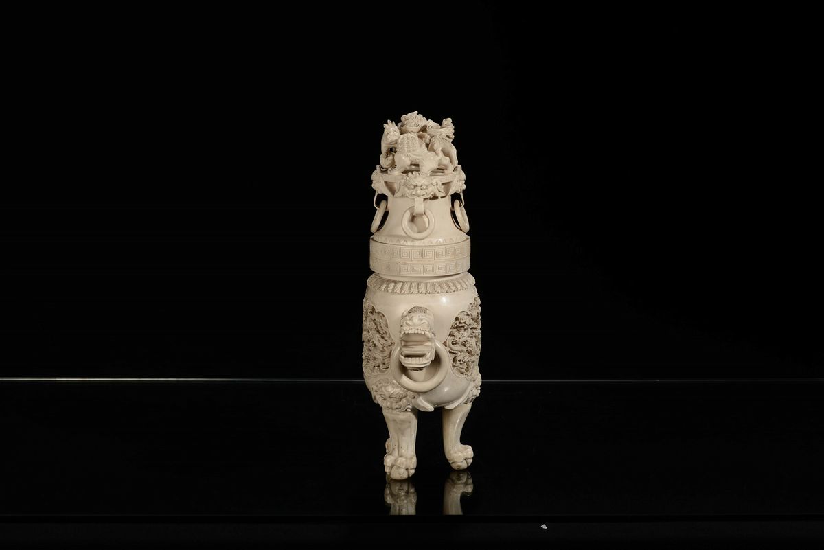 Urna in Avorio Scolpito con Manici e Presa a Guisa di Cane di Pho, Cina, Canton, XIX Secolo