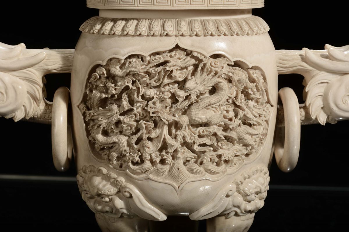 Urna in Avorio Scolpito con Manici e Presa a Guisa di Cane di Pho, Cina, Canton, XIX Secolo