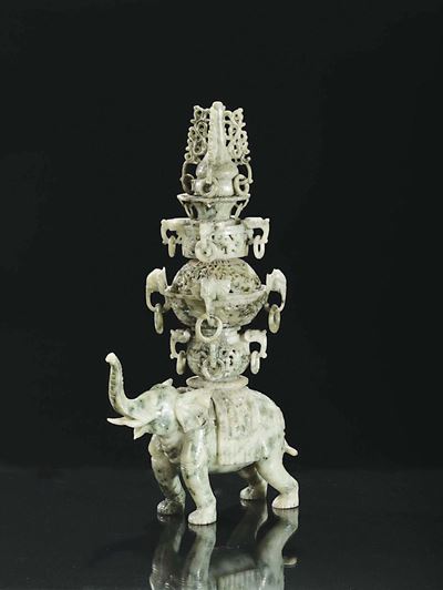 Figura di Elefante con Incensieri sulla Schiena Scolpito in Giada Verde, Cina, XX Secolo