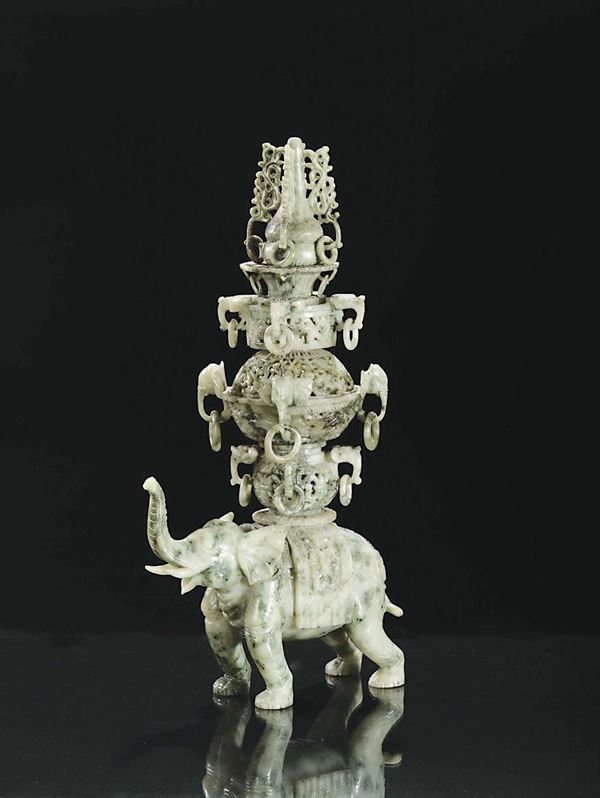Figura di elefante con incensieri sulla schiena scolpito in giada verde, Cina, XX secolo