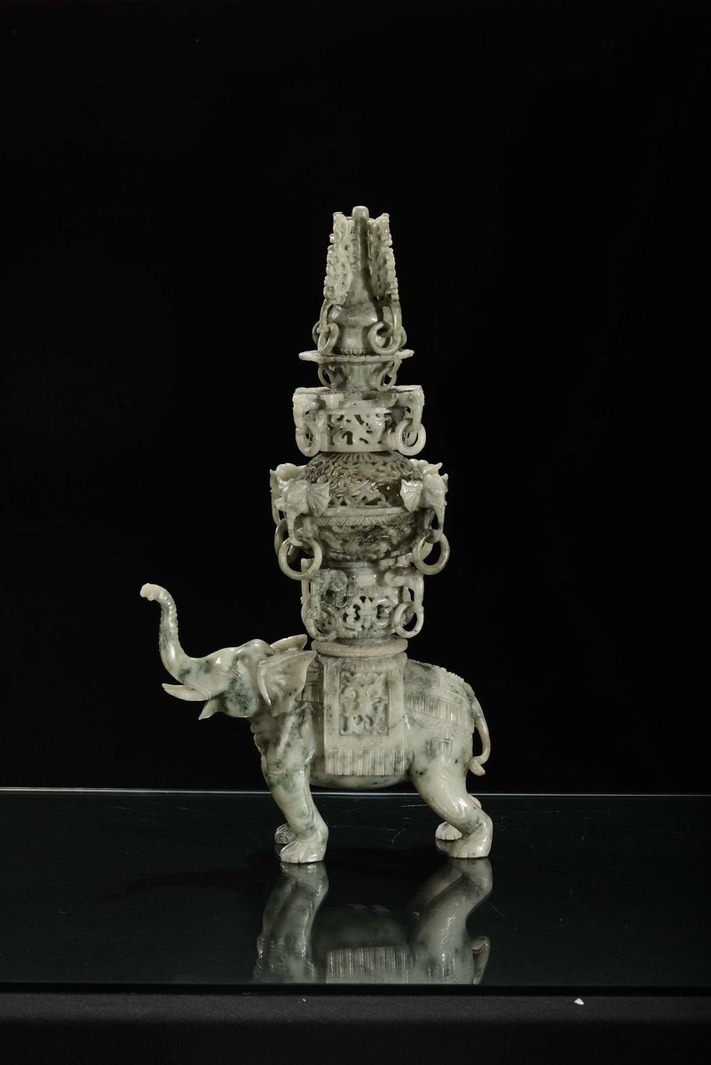 Figura di Elefante con Incensieri sulla Schiena Scolpito in Giada Verde, Cina, XX Secolo