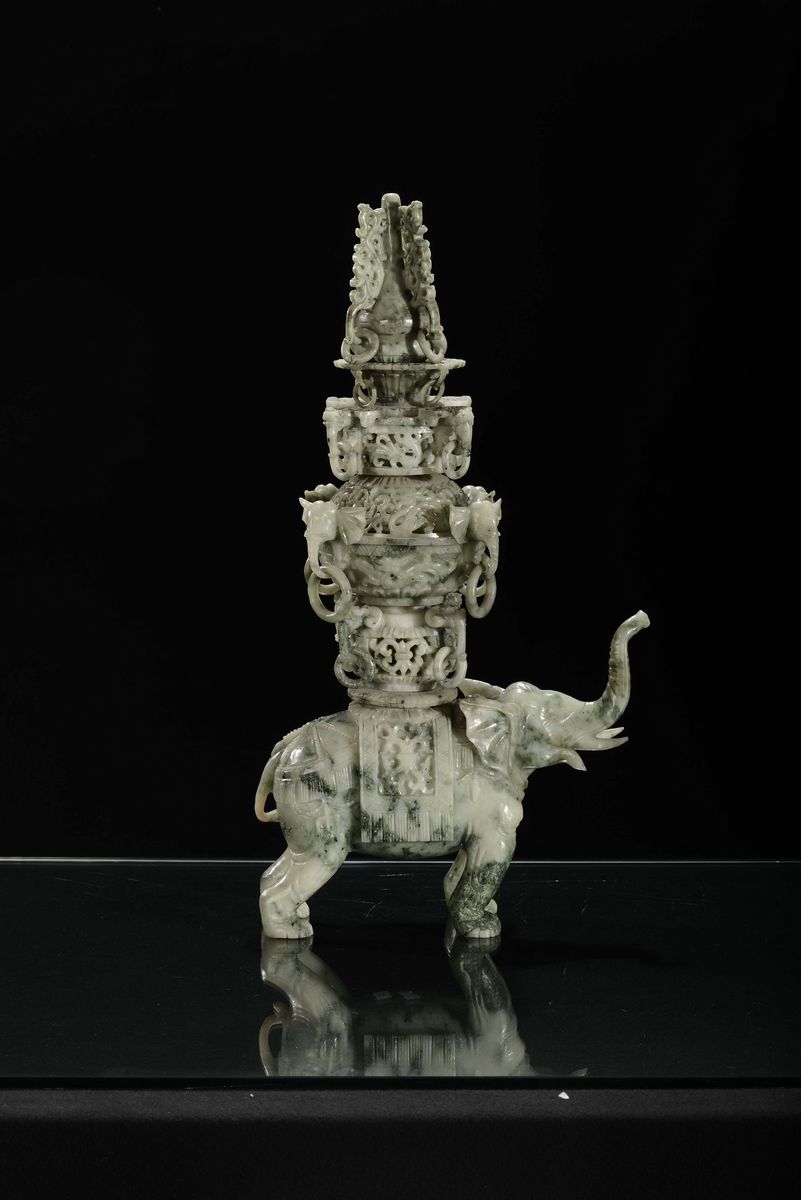 Figura di Elefante con Incensieri sulla Schiena Scolpito in Giada Verde, Cina, XX Secolo