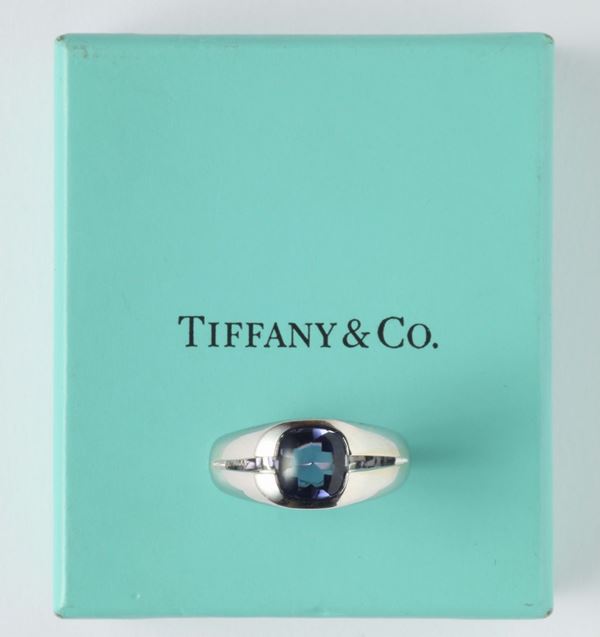 Iolite and gold ring. Signed Tiffany&Co.