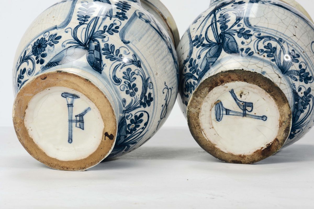 Due Boccali di Farmacia in Maiolica Bianca e Blu, Albisola, Fine del XVII - Inizio del XVIII Seco...