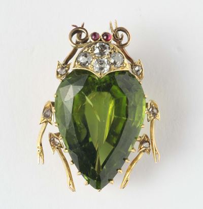 Spilla in Oro Giallo con Peridoto Taglio a Goccia di Ct 25,00 e Diamanti Taglio Vecchio. Sec XIX,...