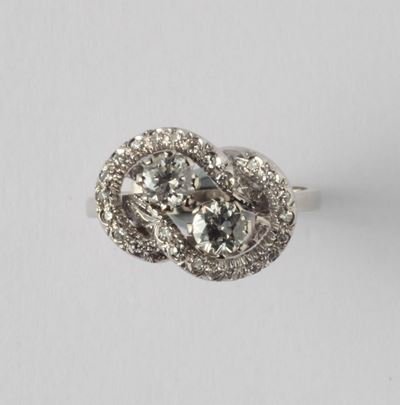 Anello con Nodo Savoia e Due Diamanti per Ct 0,80 e Diamanti Huit-huit a Contorno per Ct 0,40