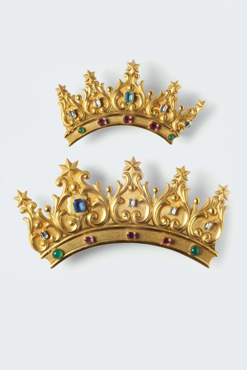 Lotto composto da due corone per soggetti sacri in oro e paste vitree  - Asta Argenti, Orologi e Gioielli Antichi e Contemporanei - Cambi Casa d'Aste