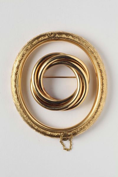 Lotto Composto da un Bracciale Rigido Inciso ed una Spilla