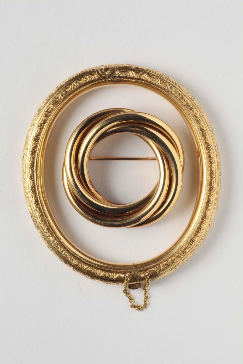 A gold and carved bangle with a gold brooch  - Auction Silver, Watches, Antique and Contemporary Jewelry - Cambi Casa d'Aste