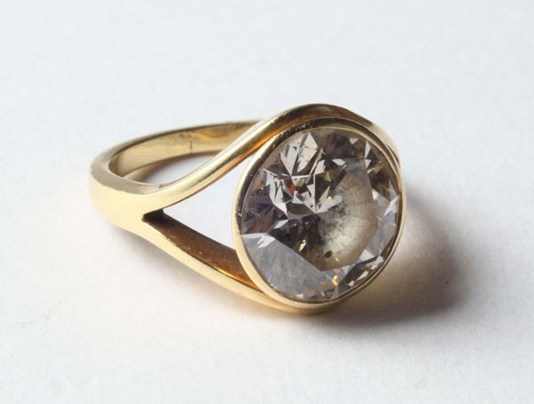 A diamond ring. The diamond weighing ct 5,00 circa