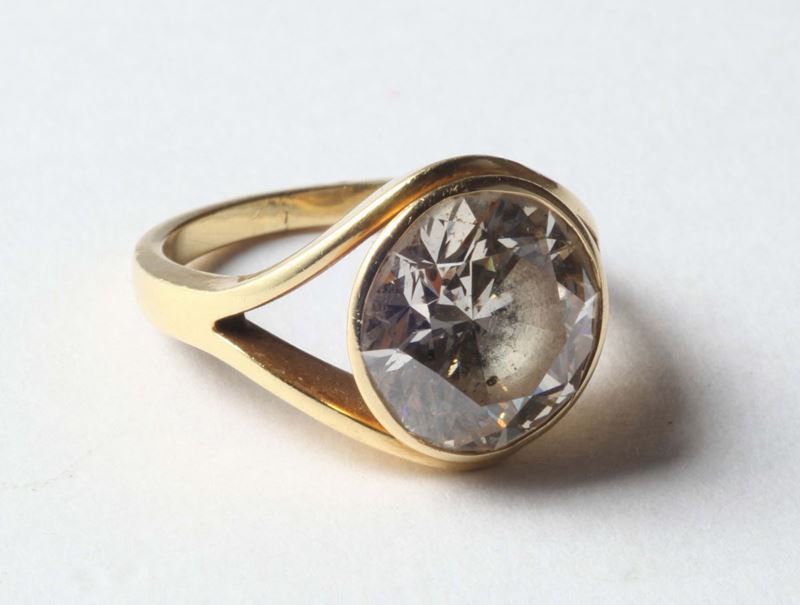 A diamond ring. The diamond weighing ct 5,00 circa  - Auction Silver, Watches, Antique and Contemporary Jewelry - Cambi Casa d'Aste