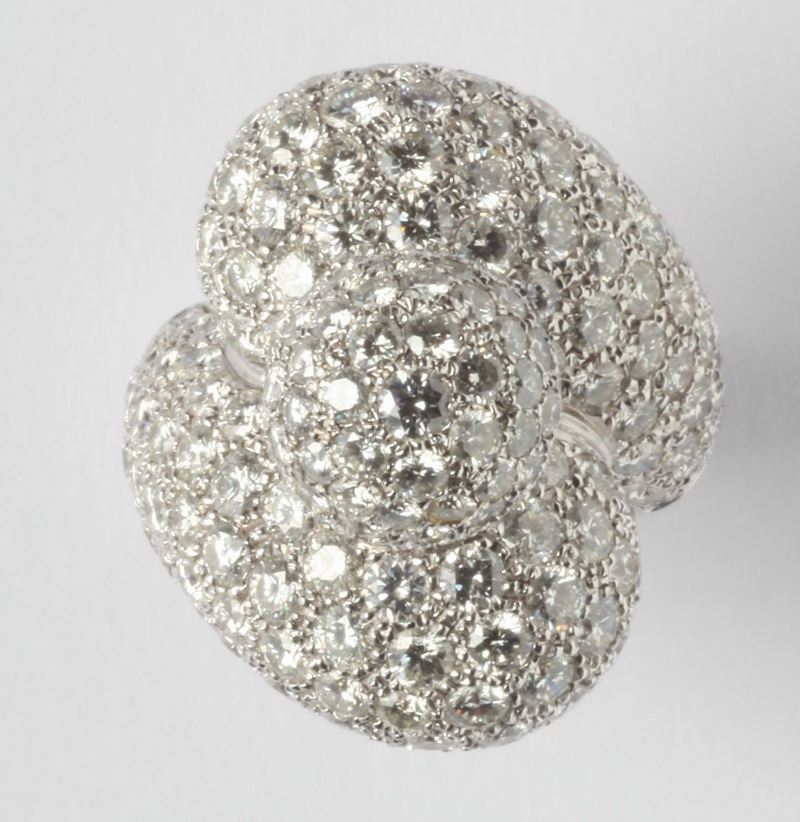 A diamond pavé cross over design ring  - Auction Fine Jewels - I - Cambi Casa d'Aste