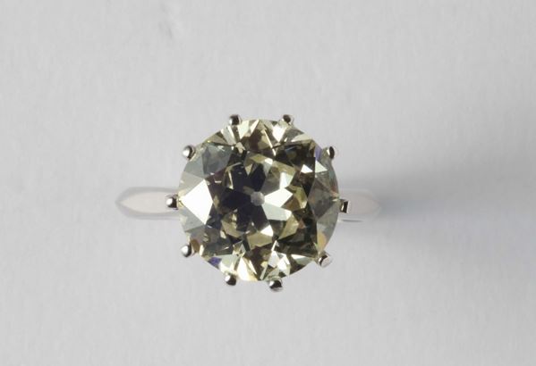 A diamond single-stone. The old-cut diamond weighing ct 5,00 circa