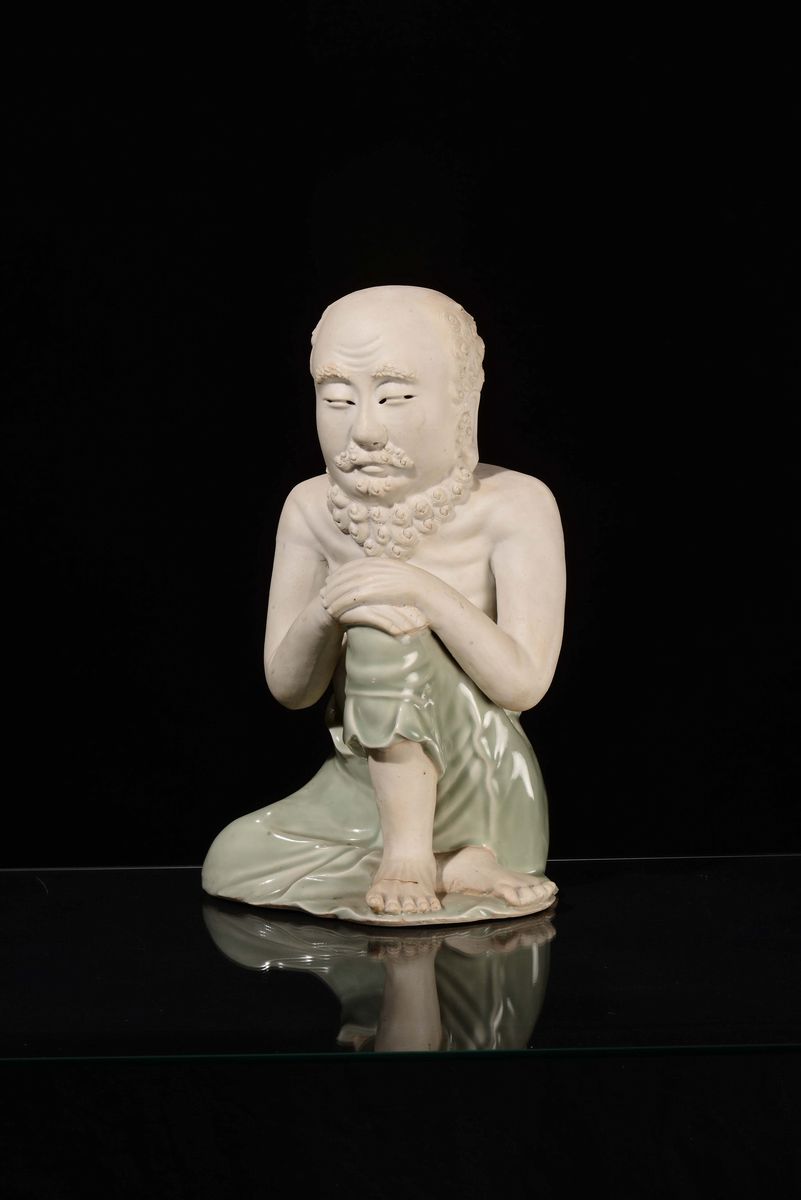 Scultura in Porcellana Raffigurante Uomo Seduto, Cina, Dinastia Qing, XVIII Secolo