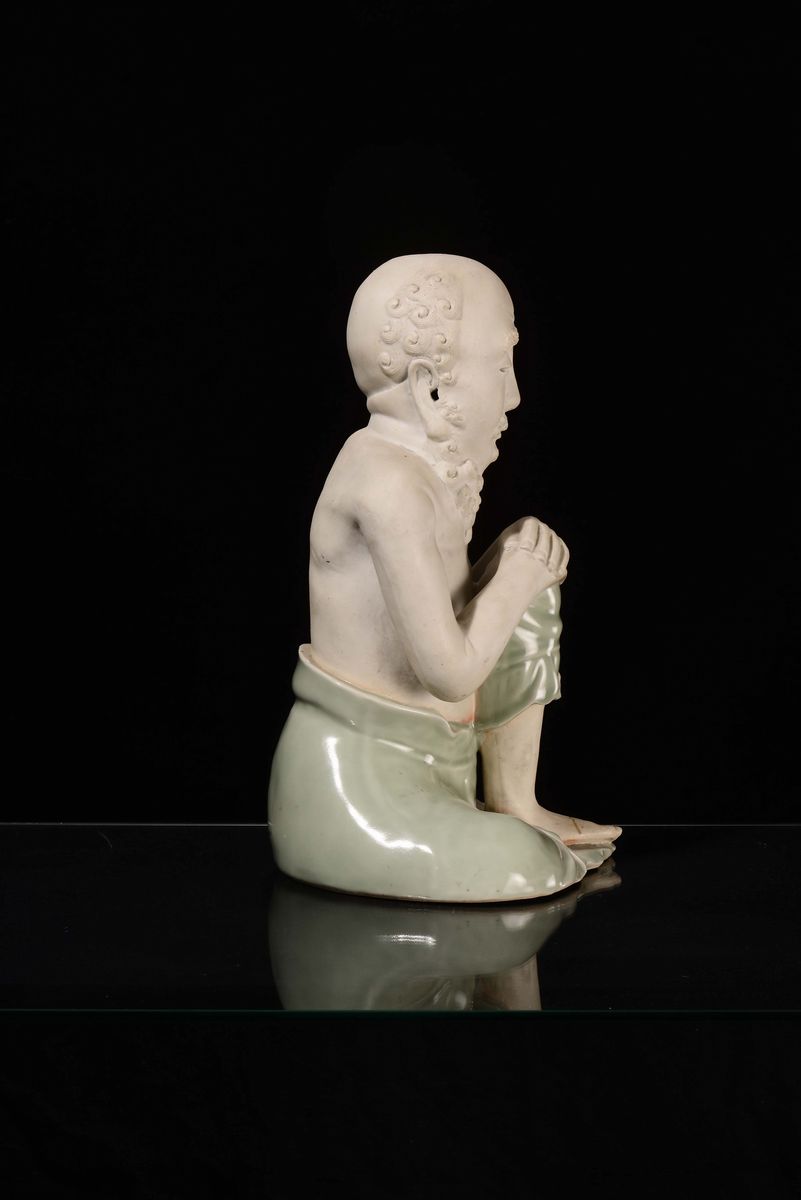 Scultura in Porcellana Raffigurante Uomo Seduto, Cina, Dinastia Qing, XVIII Secolo